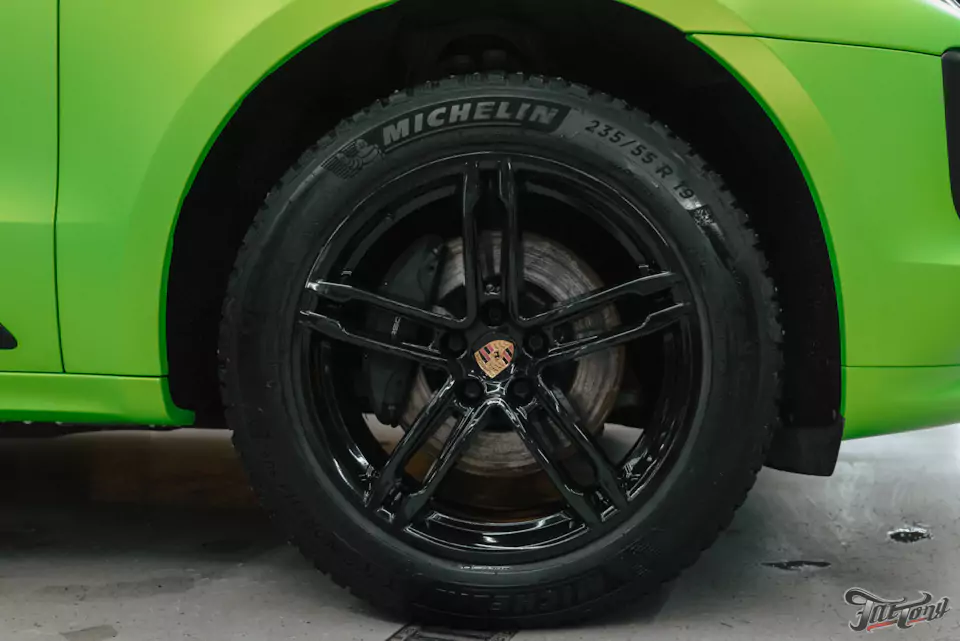 Оклеили Porsche Macan ярко-салатовым винилом и забронировали матовым полиуретаном, окрасили диски в черный глянец, установили ремни безопасности в цвет пленки (напечатали цвет!)